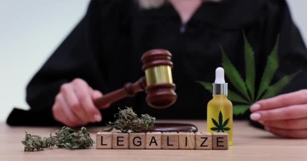 マリファナの背景に木製の立方体を合法化し 4K映画のスローモーションで判断する 法的および違法な大麻コンセプト — ストック動画