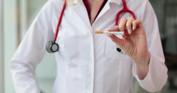 Γιατρός Δείχνει Στάση Χειρονομία Μπροστά Από Τσιγάρο Closeup Ταινία Αργή — Αρχείο Βίντεο