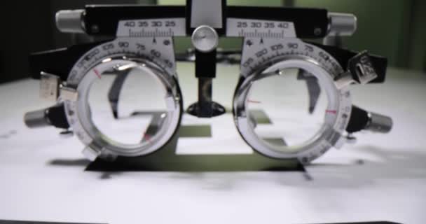 Óculos Especiais Para Verificar Visão Mesa Oftalmologista Escritório Closeup Filme — Vídeo de Stock
