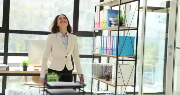 Šťastná Obchodnice Chodí Točí Kolem Kanceláře Film Zpomaluje Koncept Obchodního — Stock video