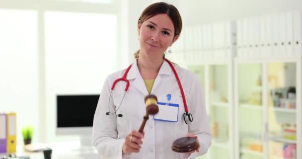 Woman Doctor Knocking Judge Gavel Clinic Movie Slow Motion Criminal — стоковое видео