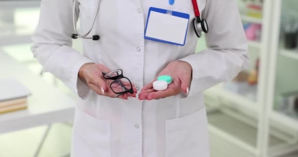 Doctor Holding Container Lenses Glasses Vision Hands Closeup Movie Slow — Vídeo de Stock