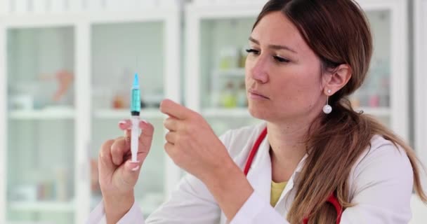 Doctor Holding Syringe Blue Medicine Clinic Movie Slow Motion Vaccination — Stock videók