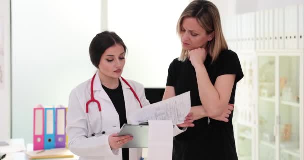 Doctor Showing Medical Examination Results Female Patient Clinic Movie Slow — Video