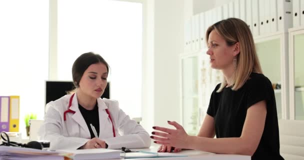 Doctor Talking Female Patient Asking Complaints Clinic Movie Slow Motion — Αρχείο Βίντεο
