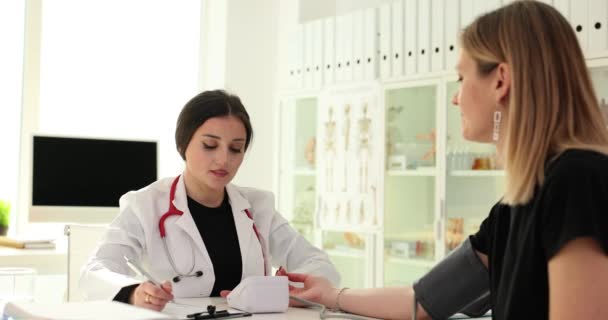 Doctor Therapist Measuring Blood Pressure Female Patient Electronic Tonometer Movie — Vídeo de Stock