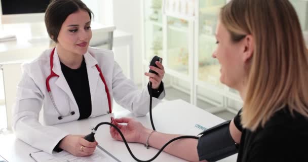 Doctor Cardiologist Measuring Blood Pressure Woman Patient Tonometer Movie Slow — Video Stock