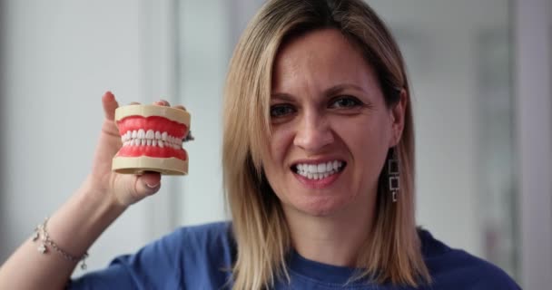 Woman Perfect Smile Holding Jaw Model Movie Slow Motion Installation — Vídeo de Stock