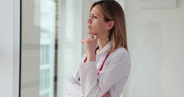 Pensive Woman Doctor Thinking Examining Patient Clinic Movie Slow Motion — Αρχείο Βίντεο