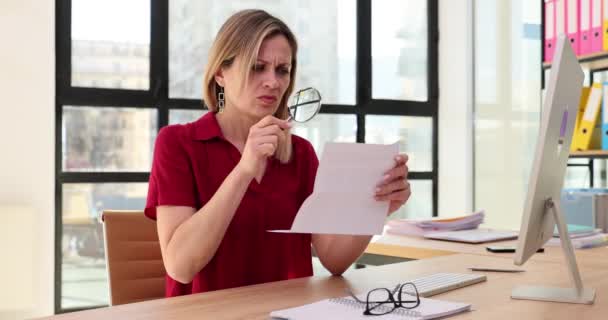 Businesswoman Poor Eyesight Reading Letter Using Magnifying Glass Office Movie — Vídeo de stock