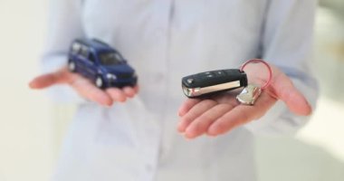 Araba satın alma konsepti, ajans anahtar ve araba tutuyor. Ulaşım ve kiralama