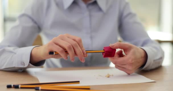 Weibliche Hände Spitzen Bleistift Rotem Spitzer Büro Stationäres Konzept — Stockvideo