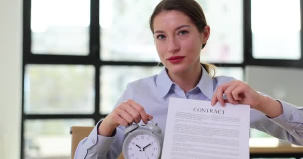 Bizneswoman Trzymająca Budzik Kontrakt Biurze Wykonanie Umowy Planowania Czasu — Wideo stockowe