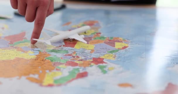 Repülőgép Modell Térképpel Utazási Kiválasztással Világturizmus — Stock videók