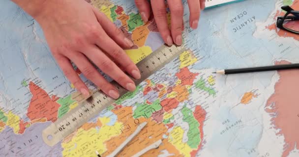 Femme Avec Règle Prend Des Mesures Sur Carte Monde Paramètres — Video