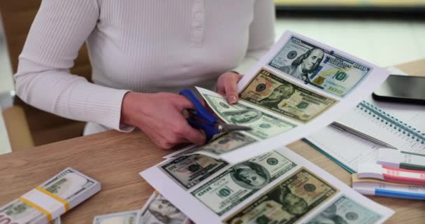Primer Plano Mujer Recortando Dólares Americanos Impresos Dólares Falsos Alta — Vídeos de Stock