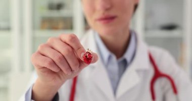 Doktor küçük kırmızı kalbi hastanede tutuyor. Aşk Bağışçısı ve Dünya Kalp Günü konsepti