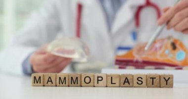 Plastik cerrahın elinde yeni moda silikon göğüs implantı var. Estetik ameliyat konsepti ve meme bezleri