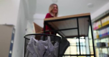 Tembel, üzgün kadın çalışan, buruşuk kağıtları çöp kutusuna atıyor. Müdürün iyi bir fikri yok ve bunalımda.