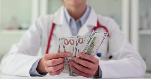 腐敗した医師はクリニックでお金を数えます 腐敗した医師の手と お金と医療腐敗を数える — ストック動画