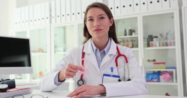 Γυναίκα Γυναικολόγος Γιατρός Κατέχει Ροζ Κορδέλα Σύμβολο Της Ευαισθητοποίησης Του — Αρχείο Βίντεο