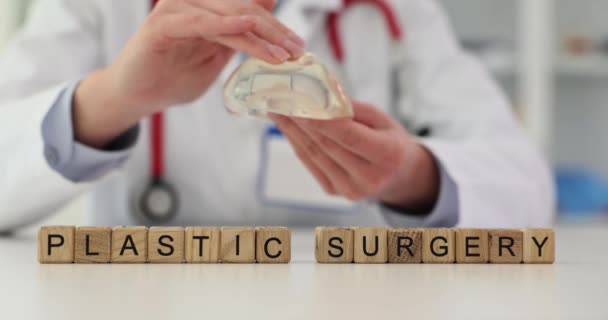 Πλαστικός Χειρουργός Επιδεικνύει Ιδιότητες Προσθετικής Στήθους Κλινική Πλαστικής Χειρουργικής Και — Αρχείο Βίντεο