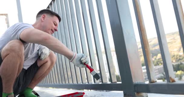 ブラシペイントの男性画家バルコニーグレー 金属パーツの塗装 — ストック動画