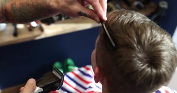 Penata Rambut Yang Modis Memotong Rambut Pria Dengan Gunting Rambut — Stok Video
