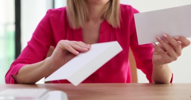 Weibliche Hände Öffnen Umschlag Und Lesen Brief Öffnen Von Post — Stockvideo