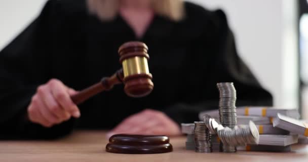 Juiz Bate Martelo Com Dinheiro Moedas Pilhas Dólares Mesa Conceito — Vídeo de Stock