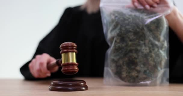 Richter Mit Trockenem Marihuana Blatt Zapft Gerichtssaal Seinen Hammer Rechtlicher — Stockvideo