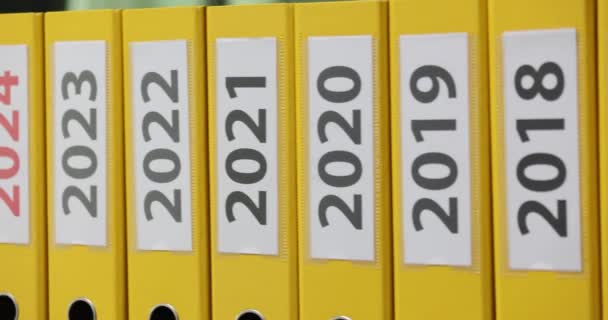 Zestaw Żółtych Pierścieni Półce Etykietami Lata Koncepcja Roku Dokumentacji 2024 — Wideo stockowe