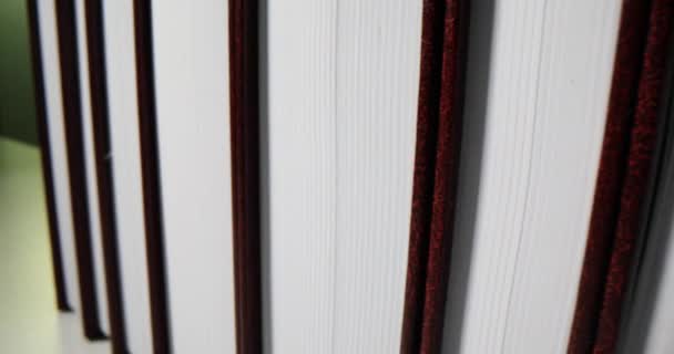 Στοίβα Βιβλίων Στο Ράφι Της Βιβλιοθήκης Στο Δικαστήριο Λευκό Φύλλο — Αρχείο Βίντεο