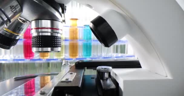 Lombikok Üvegáruk Felszerelése Folyékony Mikroszkópos Vegyipari Laboratóriumban Mikroszkóp Biológiai Tudományok — Stock videók