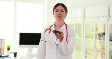 Adli tıp, bilim ya da adli tıp araştırması. Doktor tokmakla vuruyor.