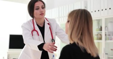 Profesyonel kozmetik uzmanı estetik kozmetik kliniğinde kadın yüzünün derisini inceliyor. Tıbbi hizmetler
