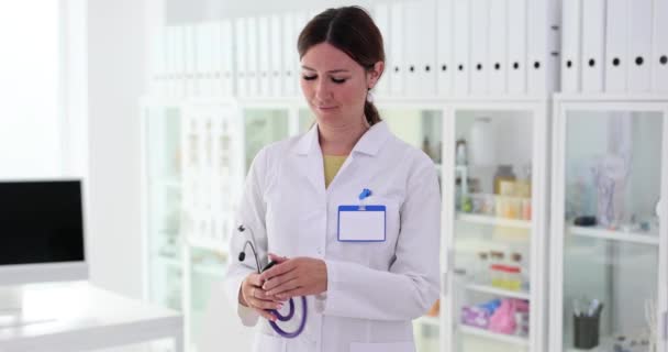 Medico Femminile Mette Stetoscopio Auscultare Paziente Clinica Assistenza Medica Esame — Video Stock