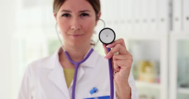 Doktor Stetoskopem Ruce Koncepcí Lékařské Péče Zdravotní Pojištění Léčba — Stock video