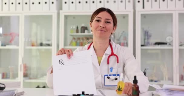 Läkaren Ger Patienten Recept Marijuana Medicin Kliniken Behandling Med Narkotika — Stockvideo