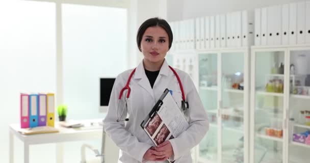 Ultrason Sonuçlarıyla Laboratuvar Önlüklü Doktor Kadın Radyoloji Uzmanı Tıbbi Muayene — Stok video