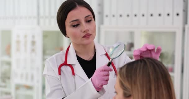 Trikoloğum Hastanın Başındaki Kılın Durumunu Inceliyor Kadınlarda Saç Dökülme Sorunu — Stok video