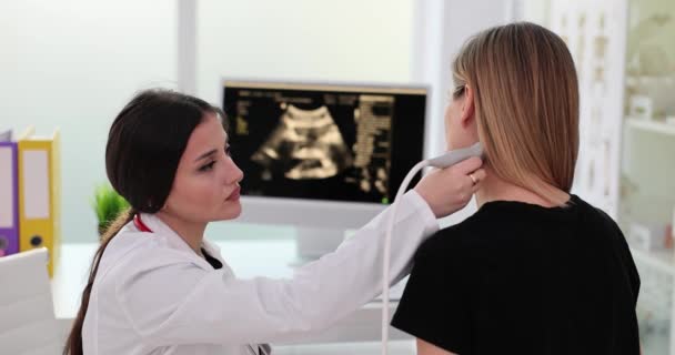 Γυναίκα Ασθενής Υποβάλλεται Υπερηχογράφημα Του Λαιμού Από Γιατρό Υπερηχογράφημα Του — Αρχείο Βίντεο