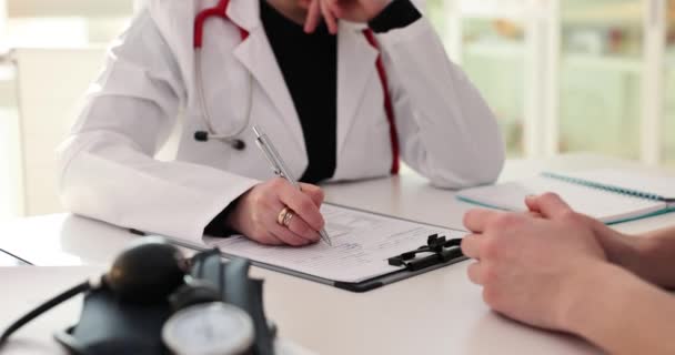 Dokter Vult Medische Documenten Aan Tafel Met Patiëntenhanden Het Verstrekken — Stockvideo