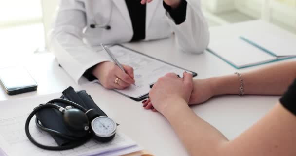 Médico Toca Mão Paciente Para Incentivar Simpatizar Com Clínica Incentivar — Vídeo de Stock