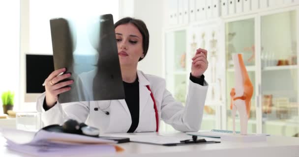 Travmatolog Diz Ekleminin Röntgenini Inceliyor Diz Eklemindeki Menisküs Hasarı — Stok video