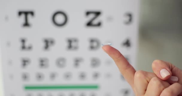 Dokter Memegang Lensa Kontak Lunak Sekali Pakai Tangan Ophthalmologist Memberikan — Stok Video