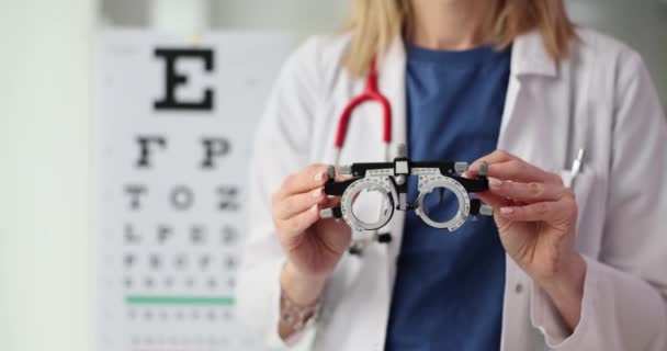 Optometrista Sostiene Marco Selección Lentes Clínica Examen Oftalmológico Selección Gafas — Vídeos de Stock