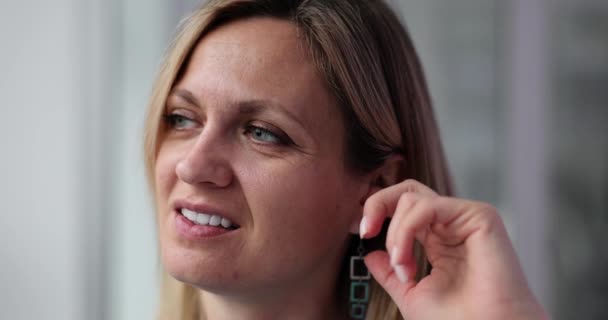 Žena Ucpává Ucho Prstem Svědivým Uchem Otitis Media Hearing Problems — Stock video