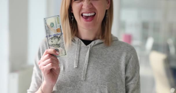 Χαρούμενη Χαρούμενη Ευτυχισμένη Γυναίκα Που Παίρνει Πρώτα 100 Δολάρια Συναισθήματα — Αρχείο Βίντεο