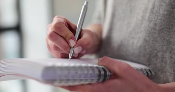 Nierozpoznawalna Kobieta Zapisuje Zamówienia Lub Listę Rzeczy Zrobienia Notatniku Kobieta — Wideo stockowe